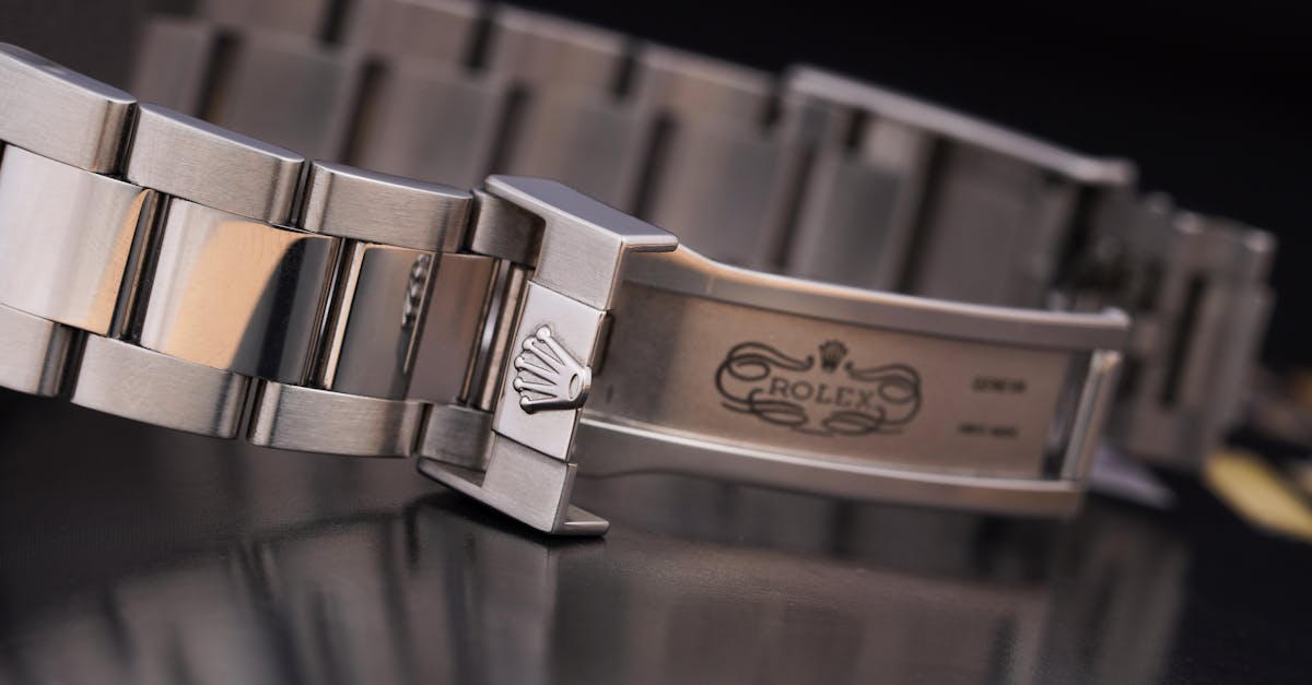 découvrez les meilleures marques de montres de luxe, leur histoire, leurs modèles emblématiques et les dernières tendances pour choisir la montre parfaite qui allie élégance et savoir-faire.