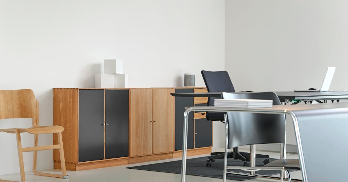 découvrez des idées inspirantes et tendances pour la décoration de bureau : conseils, astuces et accessoires pour aménager un espace de travail moderne, confortable et productif.