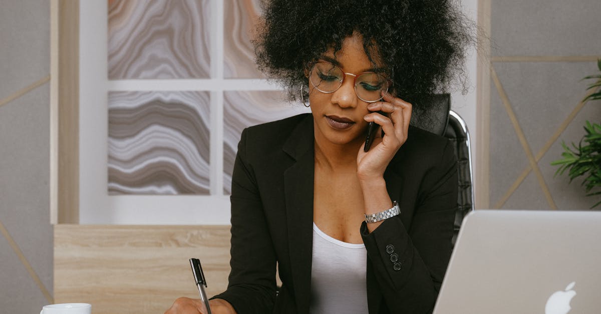 découvrez des idées inspirantes et tendances pour la décoration de bureau : astuces, conseils et objets déco pour créer un espace de travail agréable et productif.