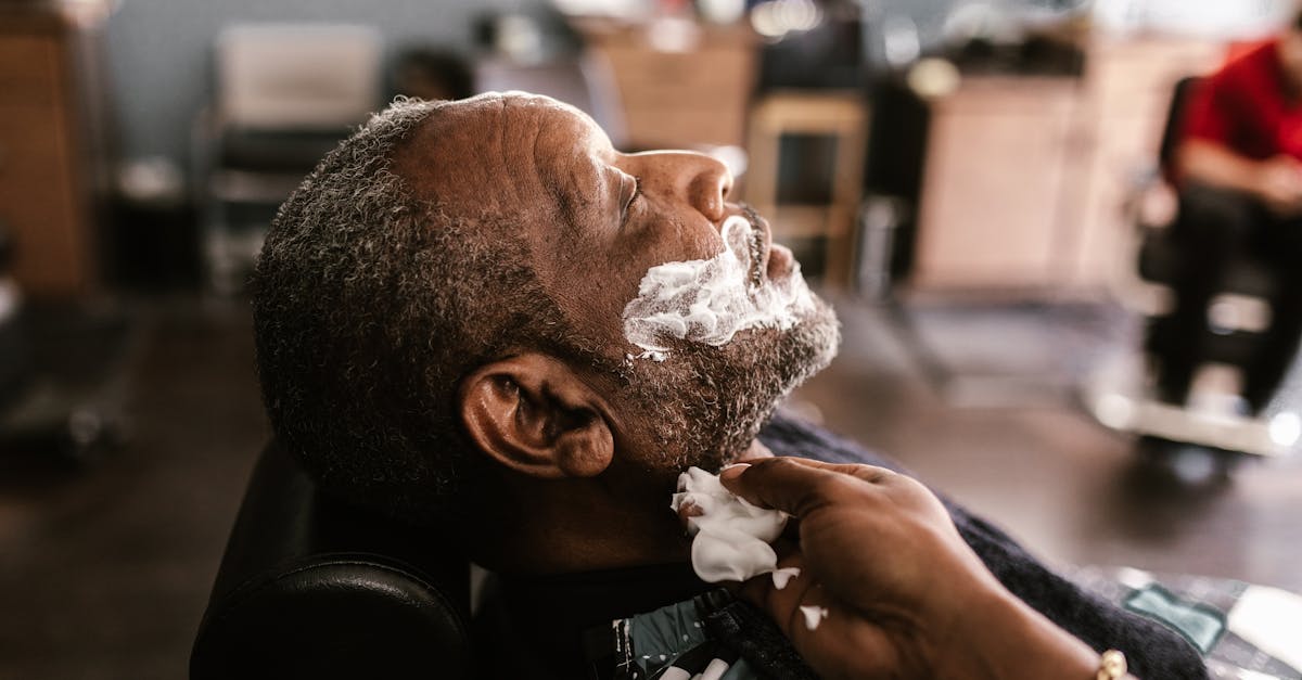 découvrez notre savon à raser de haute qualité, formulé pour offrir un rasage doux et confortable. enrichi d'ingrédients naturels, il crée une mousse riche qui protège votre peau et facilite le passage de la lame. parfait pour les amateurs de soins traditionnels, ce savon à raser transforme votre routine de rasage en un moment de plaisir.