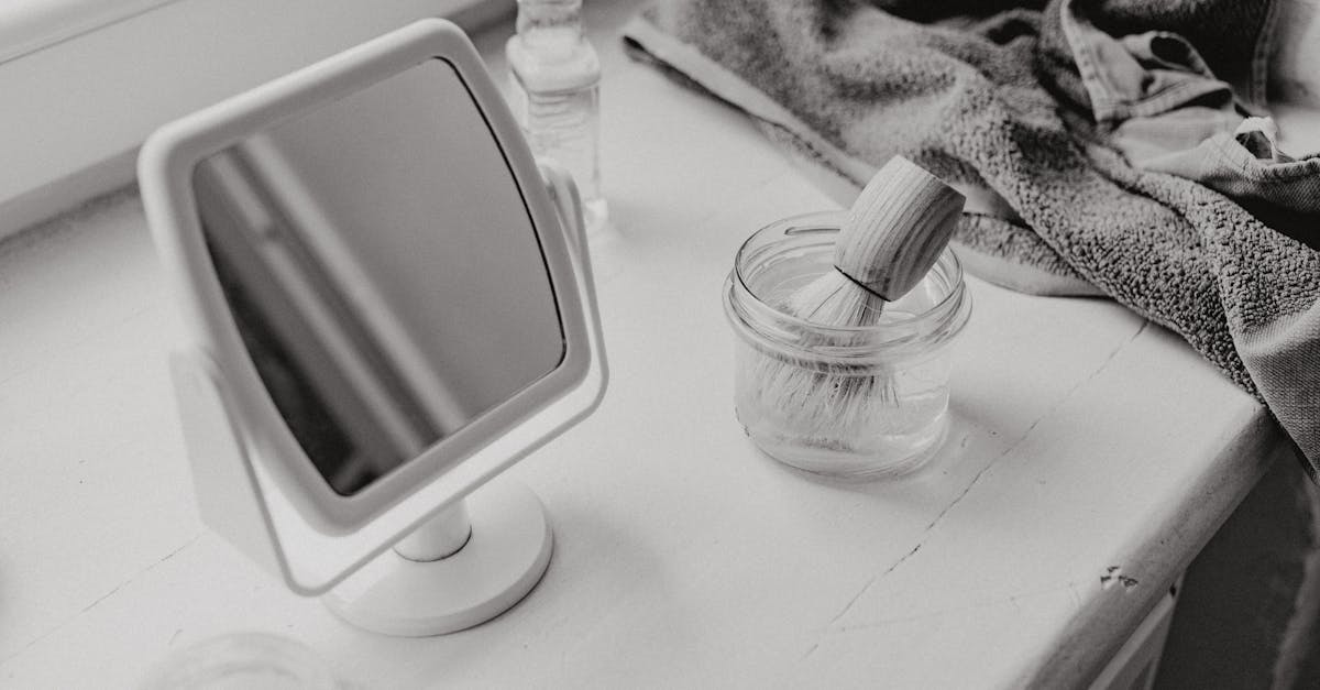 découvrez notre savon à raser, spécialement formulé pour un rasage doux et précis. sa mousse riche et crémeuse garantit une glisse parfaite de la lame, tout en hydratant et apaisant votre peau. offrez-vous une expérience de rasage agréable et efficace chaque jour.