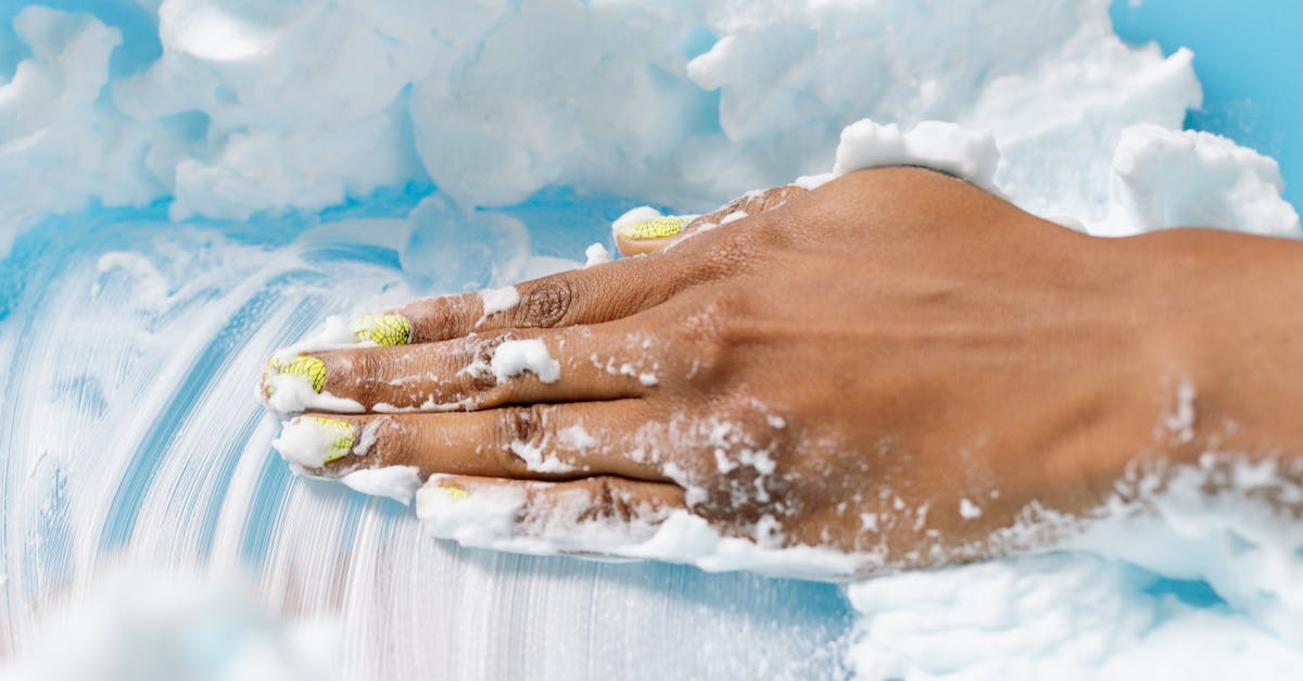 découvrez notre savon à raser de haute qualité, conçu pour offrir un rasage doux et confortable. sa mousse riche hydrate et protège la peau, pour un fini impeccable. parfait pour les amateurs de rasage traditionnel à la recherche d'une expérience de soin optimale.