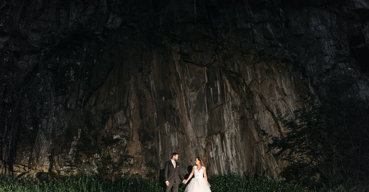 découvrez l'élégance intemporelle du tuxedo, la tenue de soirée par excellence pour les événements formels. alliant sophistication et style, le tuxedo est l'allié parfait pour affirmer votre classe lors des mariages, galas ou réceptions. explorez nos conseils de mode et astuces pour choisir le tuxedo idéal qui mettra en valeur votre silhouette.