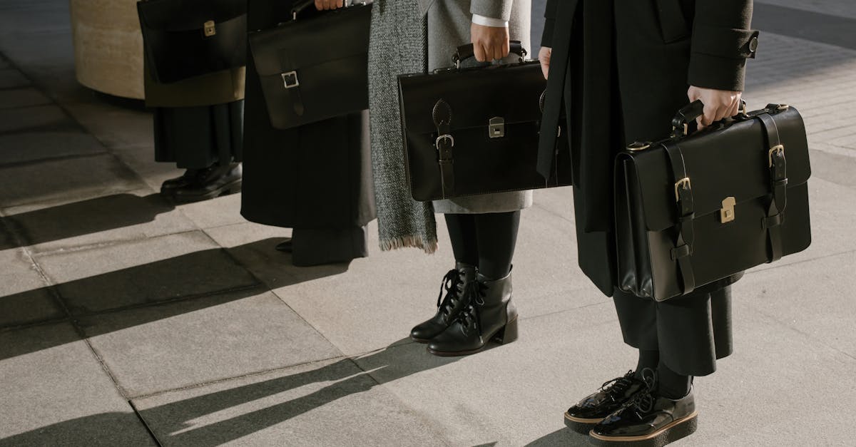 découvrez notre sélection exclusive de chaussures de luxe pour homme et femme. styles élégants, matériaux raffinés et confort exceptionnel pour sublimer toutes vos tenues.