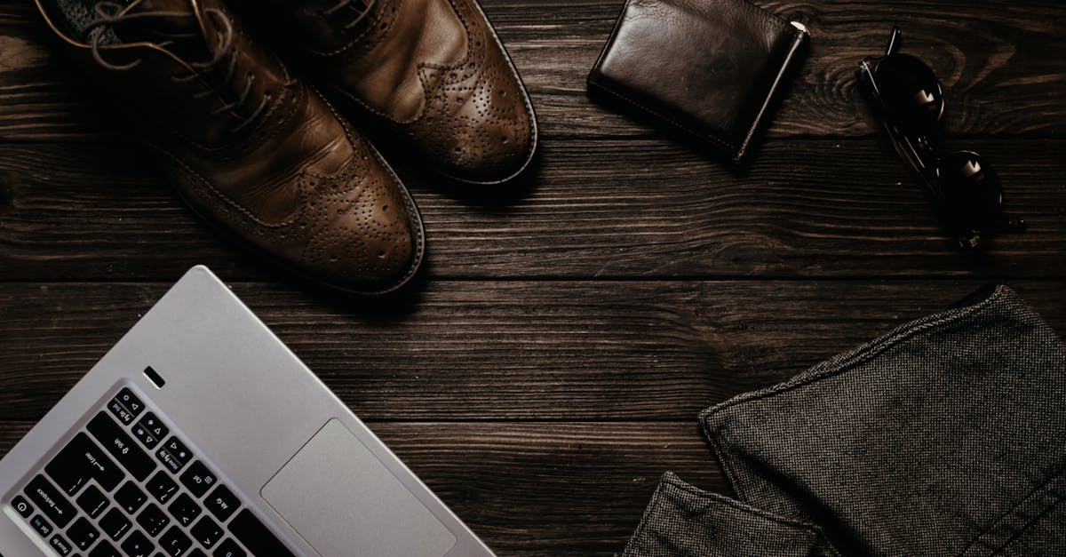 découvrez notre sélection d'accessoires pour hommes : montres, ceintures, portefeuilles, sacs et bien plus pour compléter votre style avec élégance.