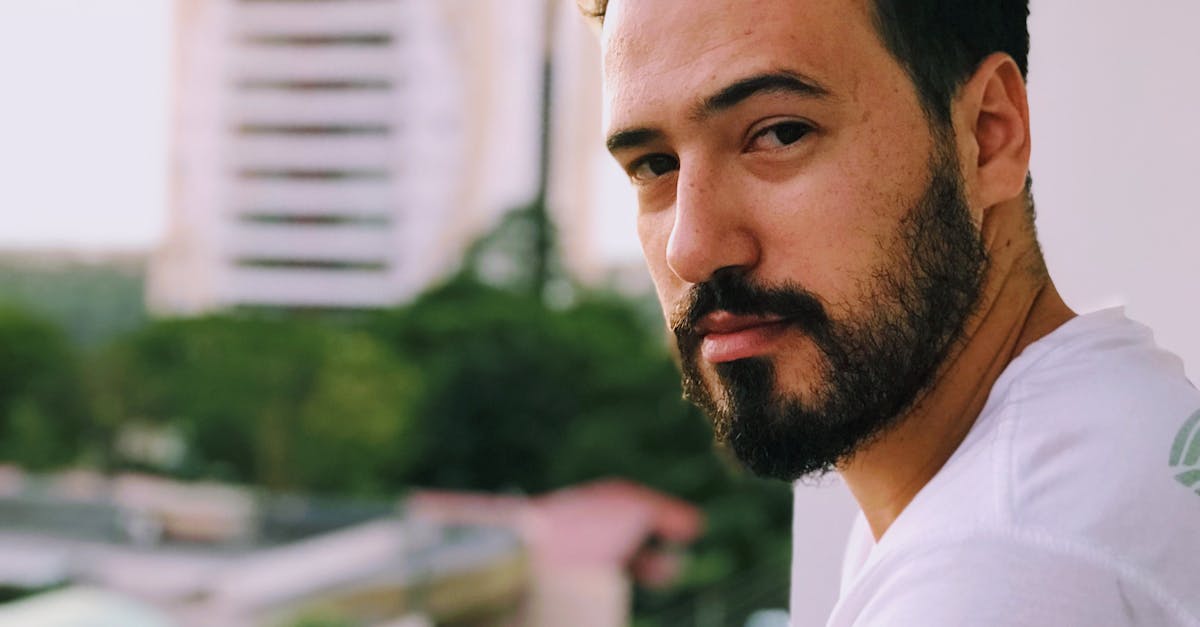 découvrez tout ce qu'il faut savoir sur la moustache : styles tendance, conseils d'entretien, histoire et astuces pour afficher une moustache parfaite au quotidien.