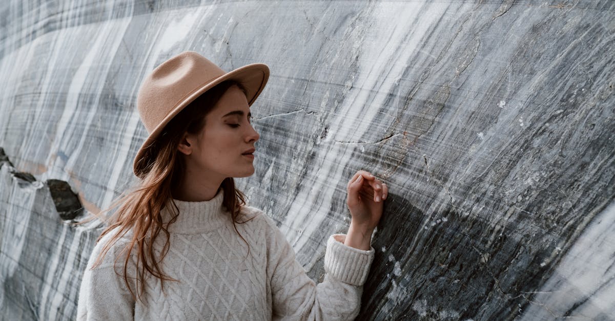 découvrez le chapeau panama, un accessoire élégant et intemporel en paille tressée à la main. idéal pour compléter votre style estival tout en vous protégeant du soleil.