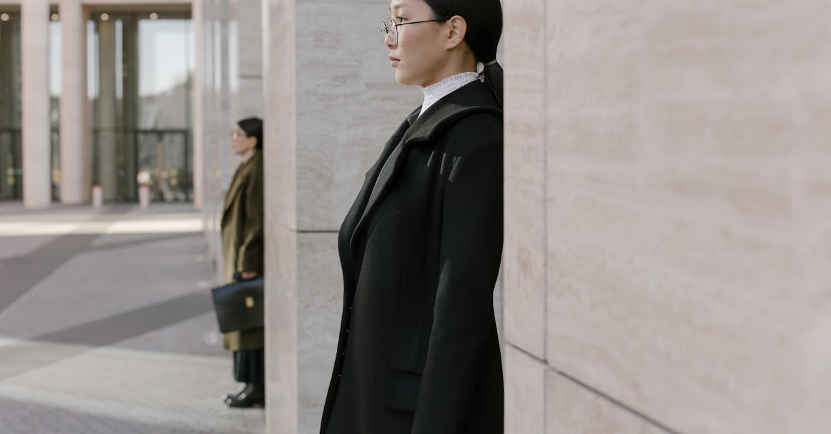 découvrez tout sur le peacoat : histoire, styles, conseils pour bien le porter et astuces d’entretien. un incontournable du vestiaire pour un look élégant et intemporel.