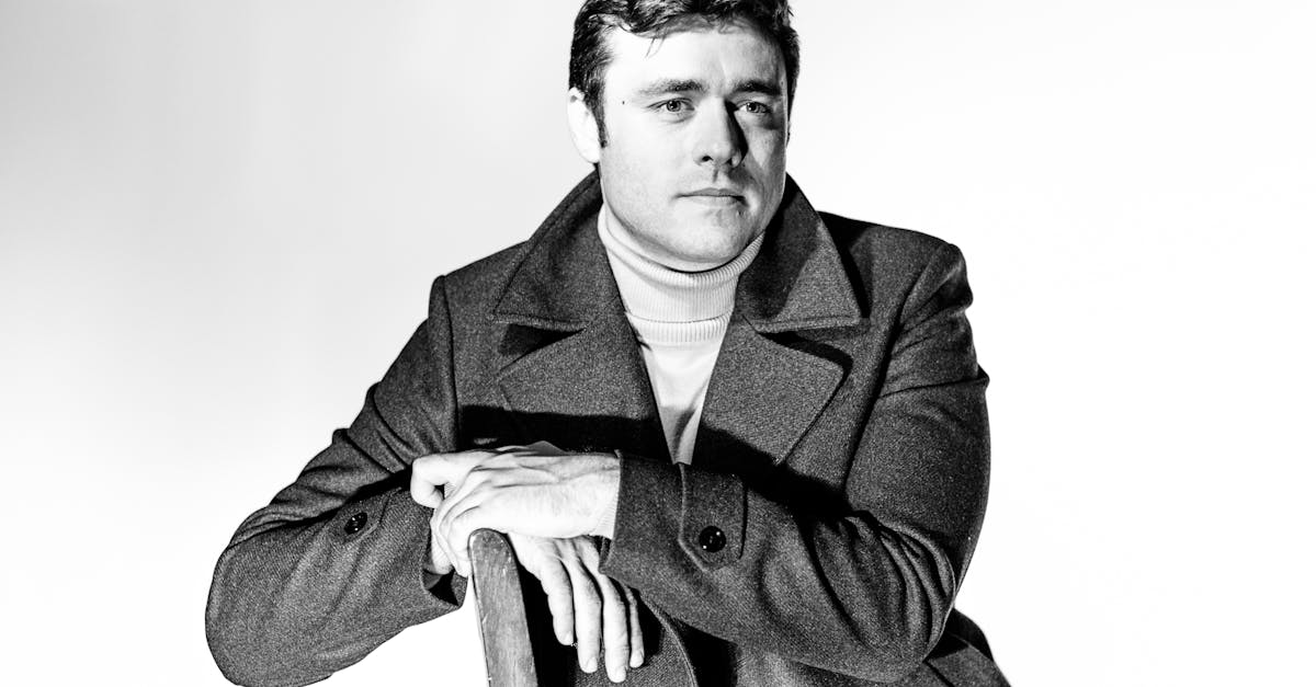 découvrez le peacoat, ce manteau intemporel à l’élégance marine. parfait pour affronter l’hiver avec style, il allie chaleur, confort et sophistication pour compléter toutes vos tenues.