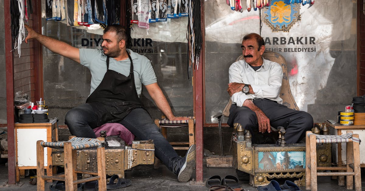 découvrez l'art du shoeshining : nos astuces et techniques pour entretenir, nettoyer et faire briller vos chaussures en cuir. profitez de conseils professionnels pour prolonger la durée de vie de vos souliers !