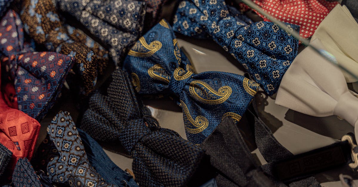 découvrez l'élégance intemporelle d'un nœud papillon en soie, accessoire raffiné idéal pour sublimer vos tenues de cérémonie ou événements spéciaux. style, qualité et distinction assurés.