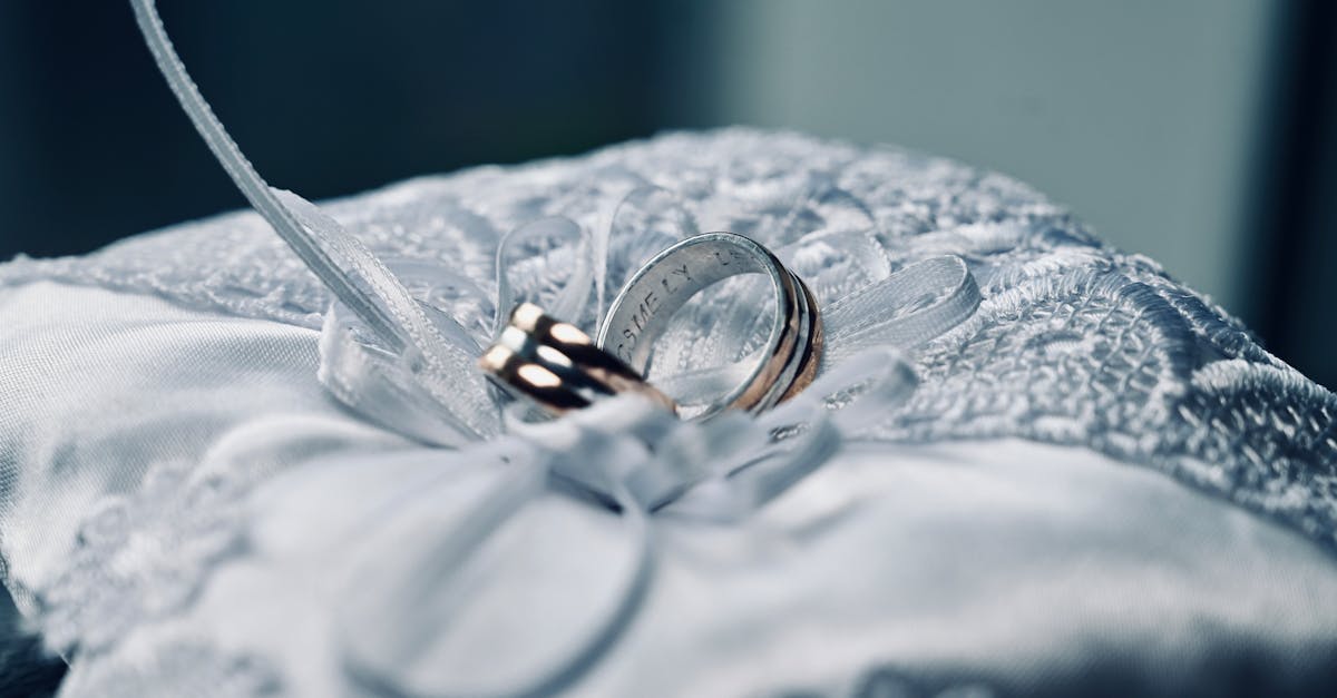 optez pour l’élégance intemporelle avec un nœud papillon en soie. accessoire raffiné, idéal pour sublimer vos tenues lors d’occasions spéciales ou de cérémonies.