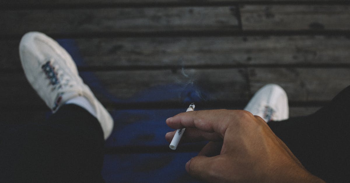découvrez tout ce qu'il faut savoir sur le smoking : histoire, conseils de style, choix des matières et astuces pour porter ce vêtement élégant lors de vos grandes occasions.