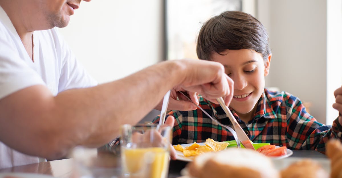 découvrez les règles essentielles des bonnes manières à table pour réussir tous vos repas, impressionner vos convives et adopter une étiquette irréprochable lors de chaque occasion.