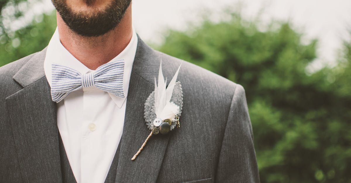 découvrez tout ce qu'il faut savoir sur la cravate : styles, conseils pour bien la nouer, tendances du moment et astuces pour assortir votre tie à votre tenue.
