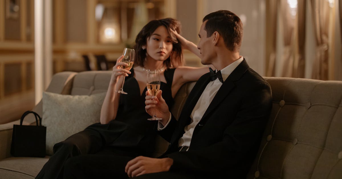 découvrez tout sur le tuxedo : histoire, styles, conseils pour bien le porter, occasions idéales et astuces pour choisir le smoking parfait afin d’adopter une élégance intemporelle.