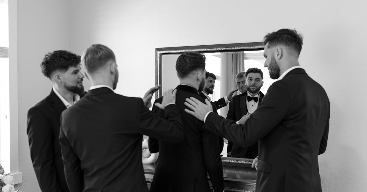 découvrez notre collection de tuxedos élégants pour toutes les occasions. styles classiques et modernes, coupes raffinées et tissus de qualité pour un look sophistiqué. trouvez le smoking parfait pour vos soirées, mariages et événements spéciaux.