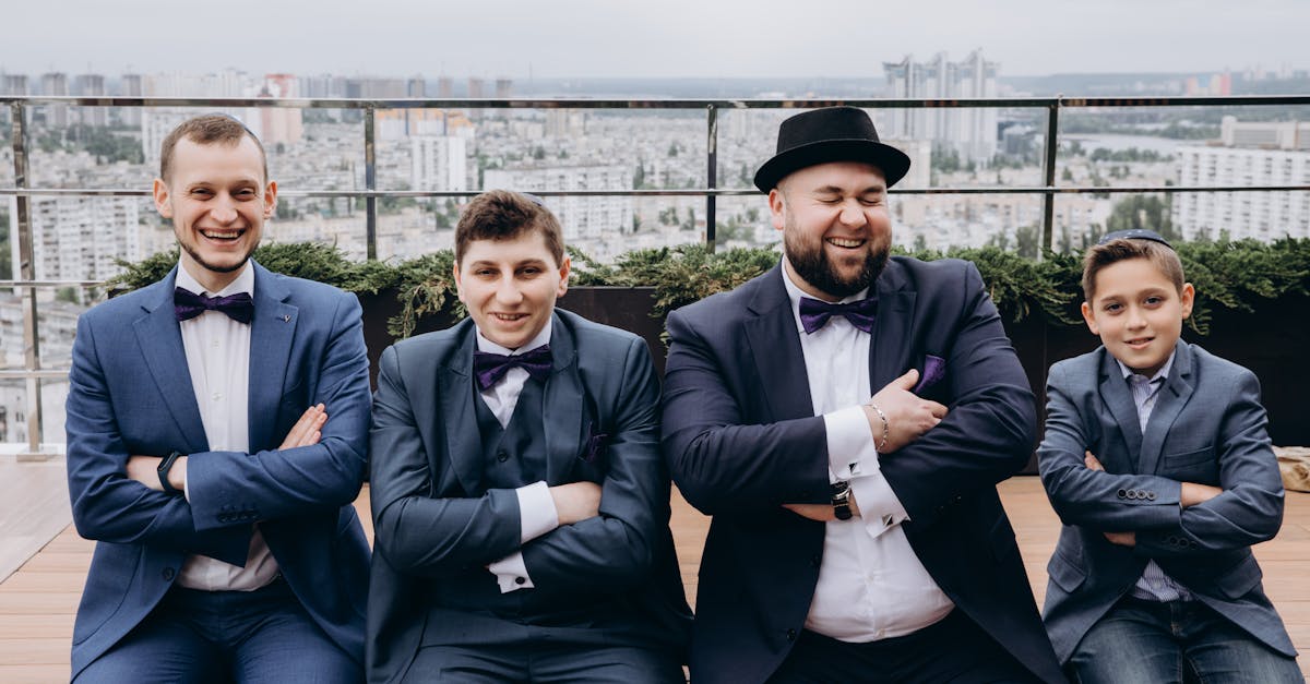 découvrez notre sélection élégante de tuxedos pour toutes vos occasions spéciales. profitez d’un large choix de styles et de coupes pour un look raffiné et intemporel.