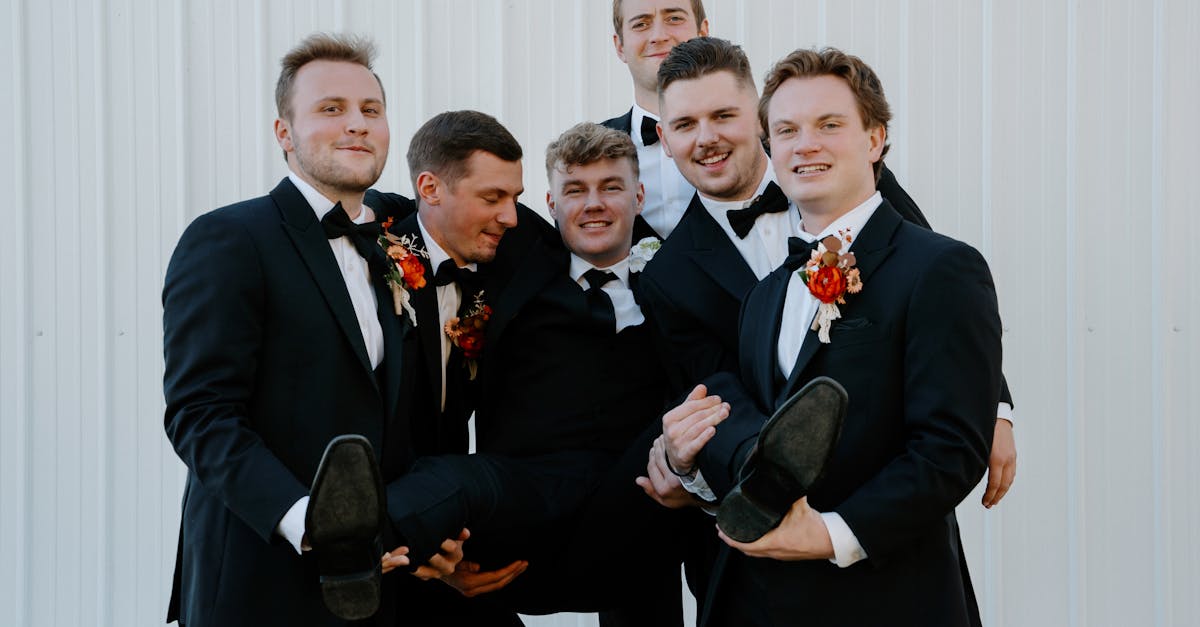découvrez notre collection élégante de tuxedos pour toutes les occasions spéciales. styles modernes ou classiques, qualité supérieure et coupe impeccable pour un look raffiné.
