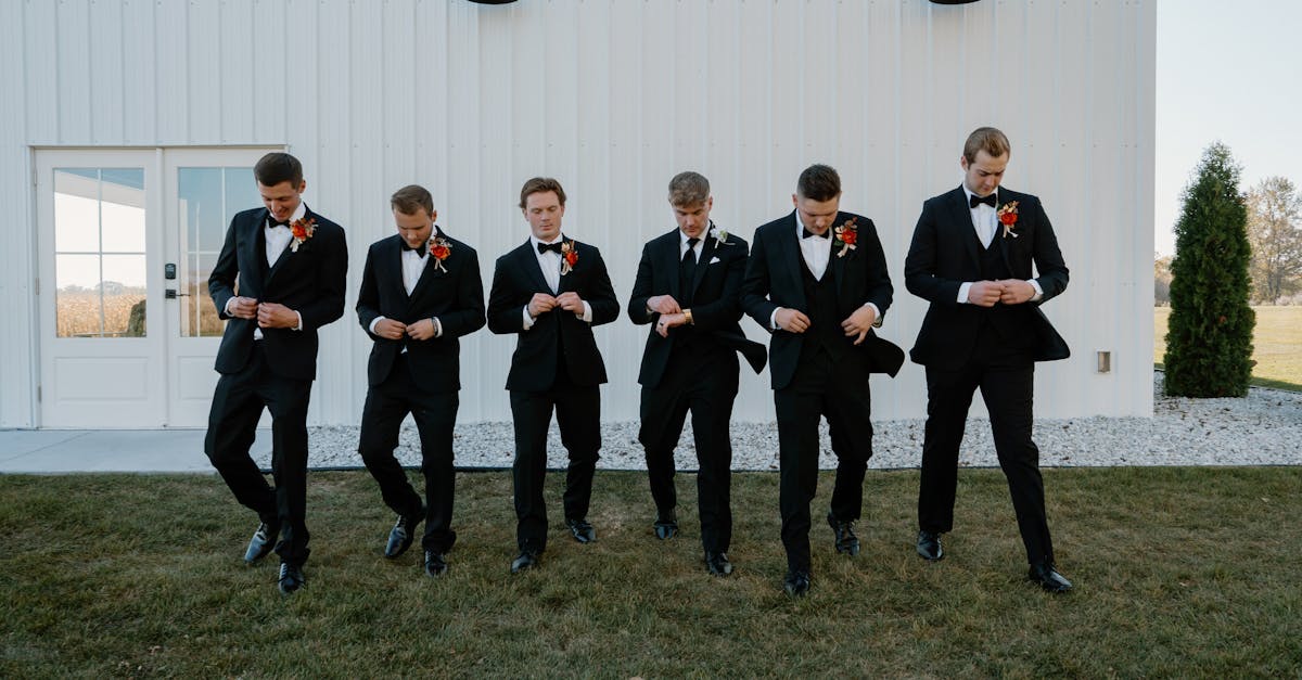 découvrez notre collection élégante de tuxedos pour toutes vos occasions spéciales. styles classiques et modernes, coupes raffinées et tissus de qualité pour une allure sophistiquée. trouvez le smoking parfait dès aujourd'hui !