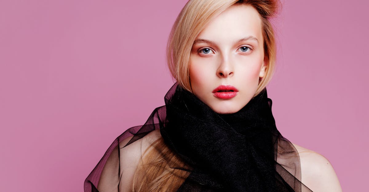 découvrez l'élégance intemporelle de l'écharpe burberry : confectionnée en laine ou cachemire de qualité, arborant le célèbre motif à carreaux. parfaite pour sublimer toutes vos tenues avec raffinement. livraison rapide.