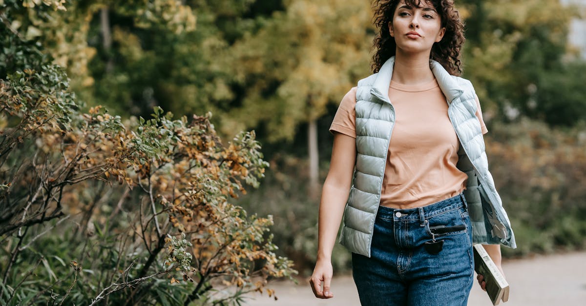 découvrez nos idées de looks tendance avec une chemise en denim : conseils de style, associations de vêtements et inspirations mode pour toutes les occasions.