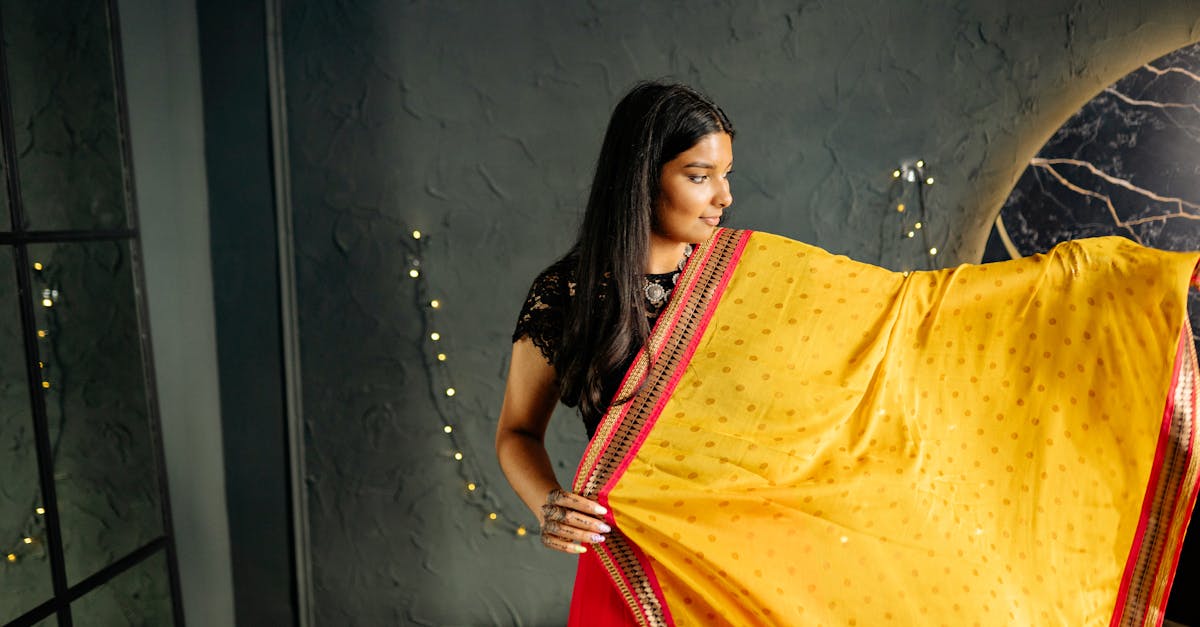 découvrez l'art du draping, une technique de stylisme qui sublime les tissus en leur donnant forme et mouvement pour créer des tenues élégantes et originales.