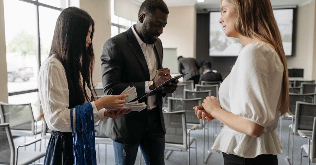 découvrez tout ce qu'il faut savoir sur le dress code : conseils, exemples et inspirations pour adapter votre tenue à chaque occasion, professionnelle ou festive.