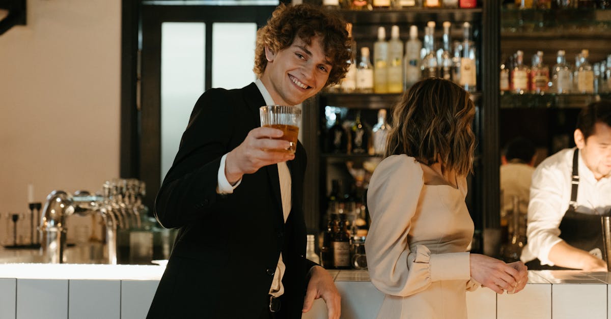 découvrez les tenues de soirée de l'époque édouardienne : élégance, raffinement et tendances historiques pour un style unique et sophistiqué inspiré du début du xxe siècle.