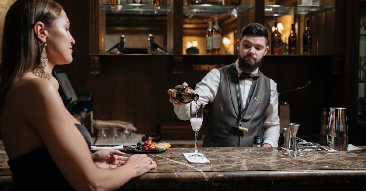 découvrez l’élégance de la mode nocturne de l’époque édouardienne : costumes raffinés, matières luxueuses et accessoires sophistiqués pour des soirées inoubliables au début du xxe siècle.