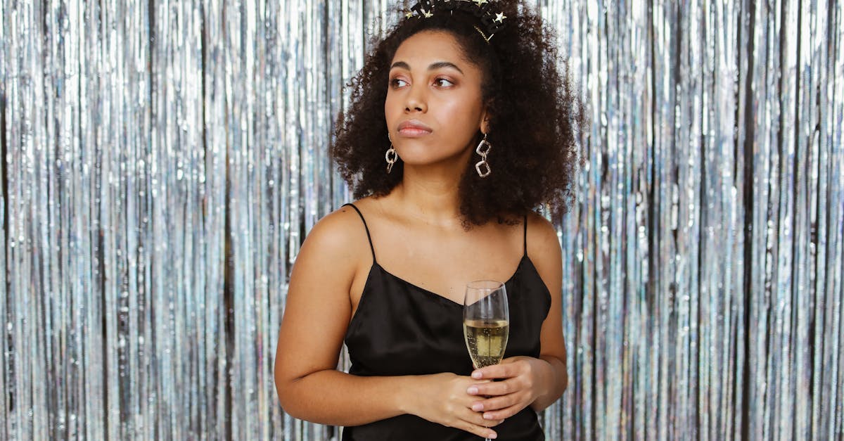 découvrez notre collection élégante de robes du soir, parfaites pour toutes vos occasions spéciales. trouvez la robe idéale pour sublimer votre soirée avec style et raffinement.