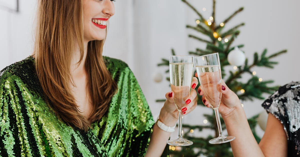 découvrez notre collection de robes de soirée élégantes, parfaites pour toutes vos occasions spéciales. styles variés, matières raffinées et coupes tendance pour sublimer votre silhouette lors de vos soirées.