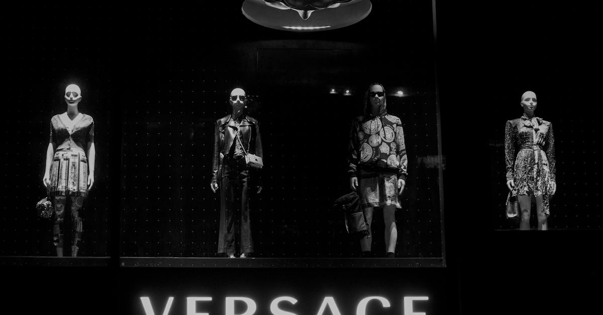 complétez votre tenue de soirée avec notre sélection d'accessoires élégants : sacs, bijoux, chaussures et plus pour sublimer votre look lors de vos occasions spéciales.