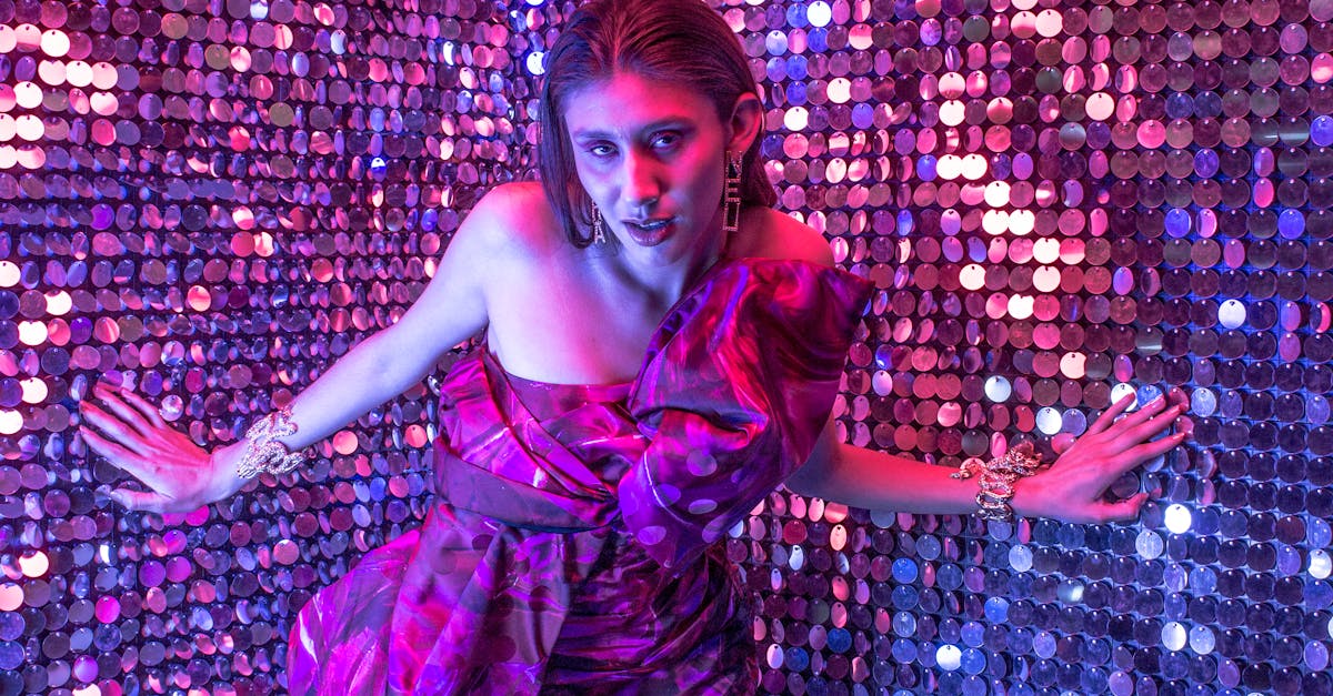 découvrez les accessoires essentiels pour compléter votre tenue de soirée : bijoux élégants, pochettes tendance et chaussures raffinées pour un look irrésistible. profitez de nos conseils mode pour sublimer chaque occasion.