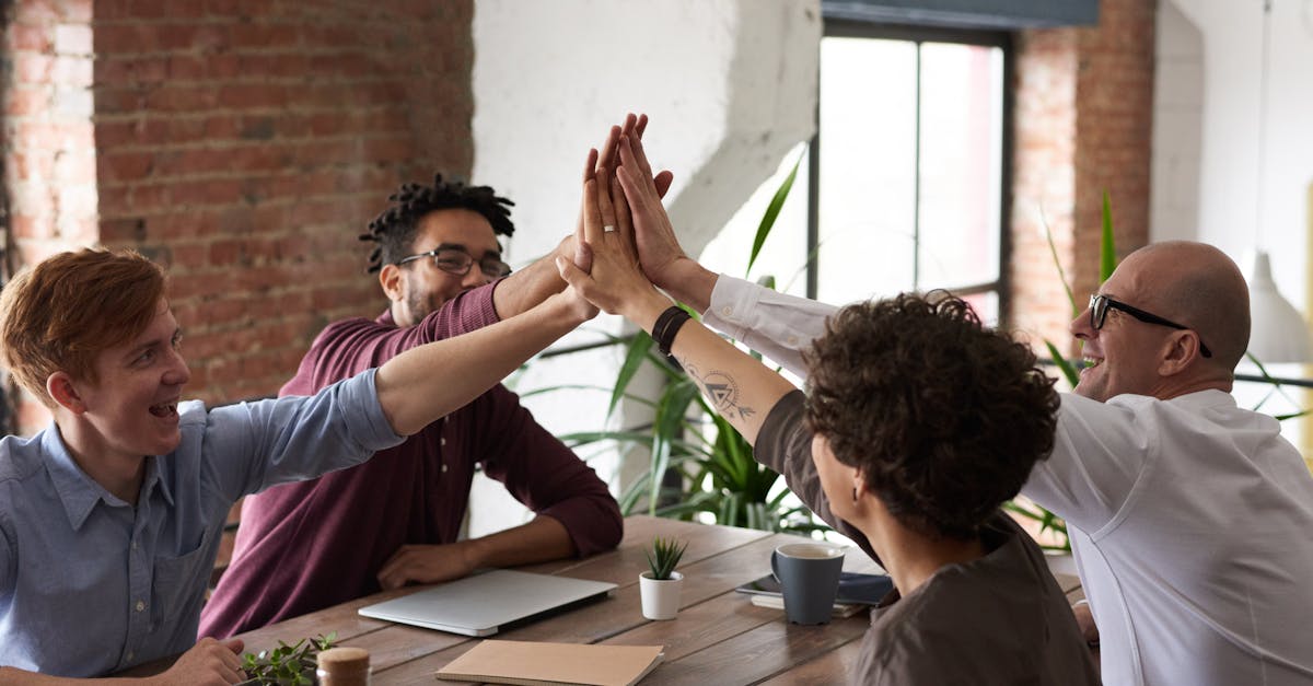 découvrez la signification du handshake, son importance dans la culture d'affaires et comment il influence les premières impressions lors des rencontres professionnelles ou personnelles.
