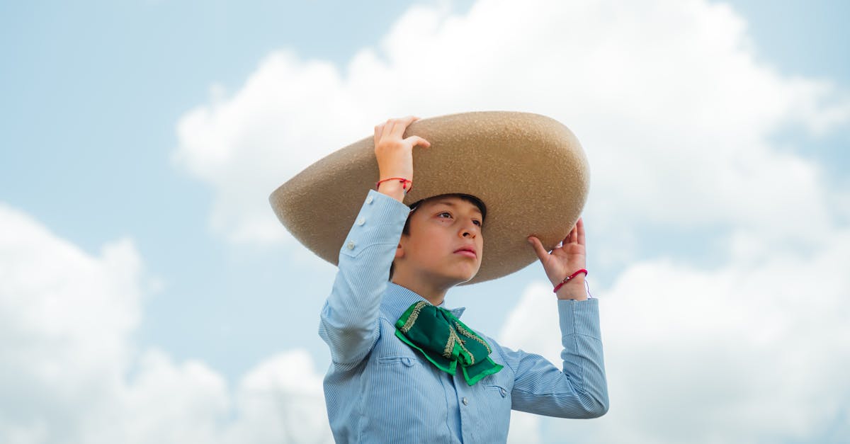 découvrez les règles essentielles de l’étiquette du port du chapeau : comment choisir, porter et retirer votre chapeau avec élégance dans toutes les occasions.