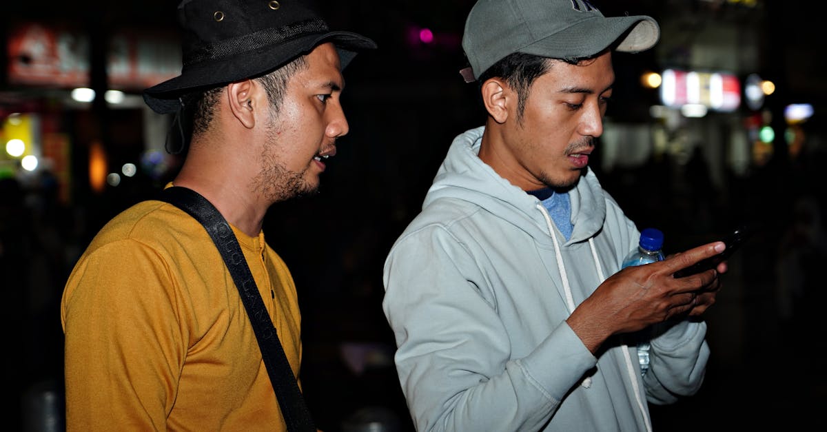 découvrez le chapeau homburg, un accessoire élégant et intemporel emblématique de l’élégance masculine. parfait pour compléter vos tenues habillées ou cérémonies.