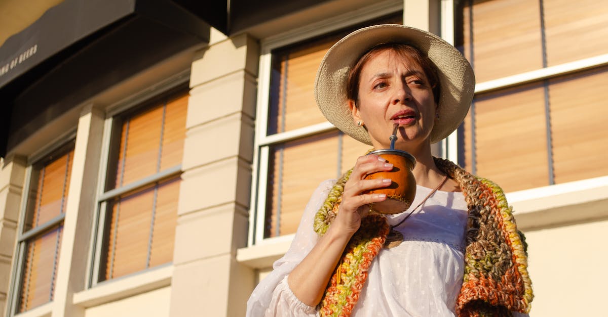 découvrez tout sur le chapeau homburg : son histoire, ses caractéristiques élégantes et comment l’adopter pour un look sophistiqué et intemporel.