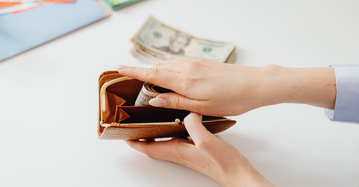 découvrez notre portefeuille en cuir élégant et durable, idéal pour organiser cartes et billets avec style. fabriqué avec soin, c'est l'accessoire parfait pour un usage quotidien ou pour offrir.