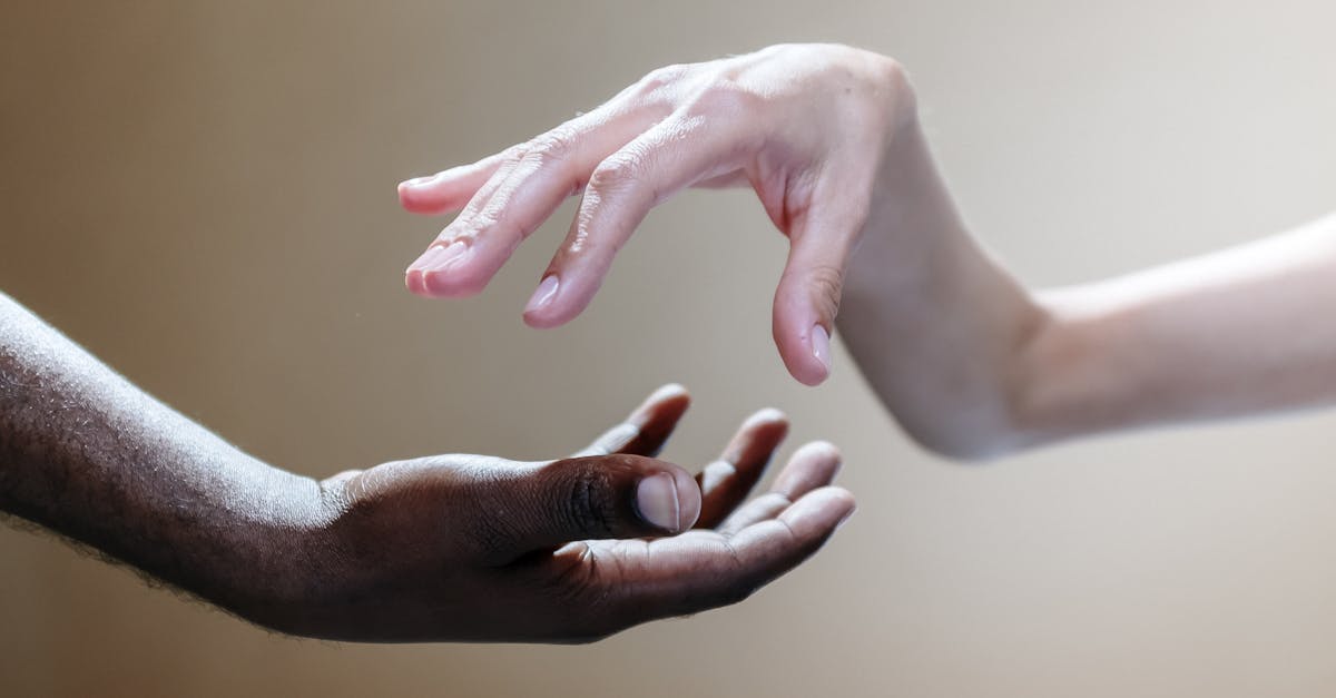 découvrez l'importance de la communication non verbale : gestes, expressions faciales et postures qui transmettent des messages au-delà des mots. maîtrisez les clés pour améliorer vos interactions au quotidien.