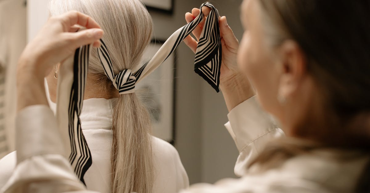 découvrez différentes méthodes pour nouer un foulard avec style. apprenez des techniques simples et élégantes pour accessoiriser facilement vos tenues au quotidien.