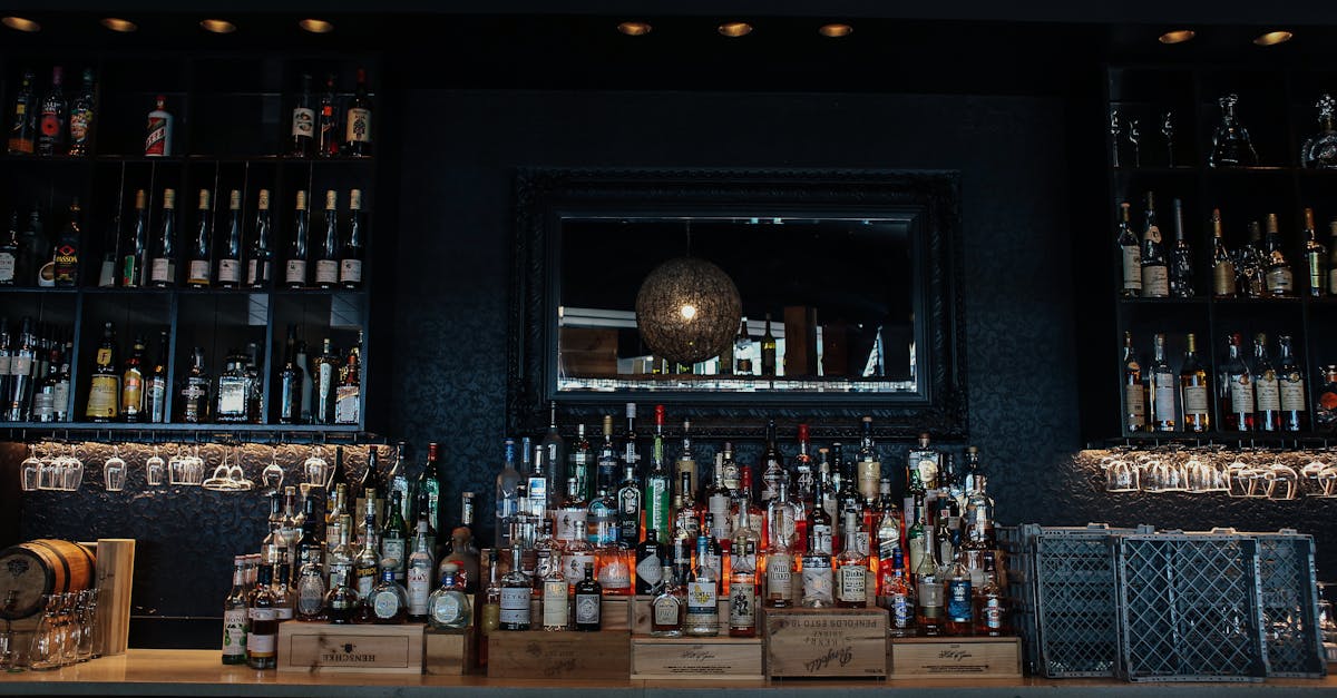 découvrez l'univers du scotch whisky : histoire, saveurs, méthodes de fabrication et conseils pour choisir et déguster ce spiritueux emblématique d'écosse.