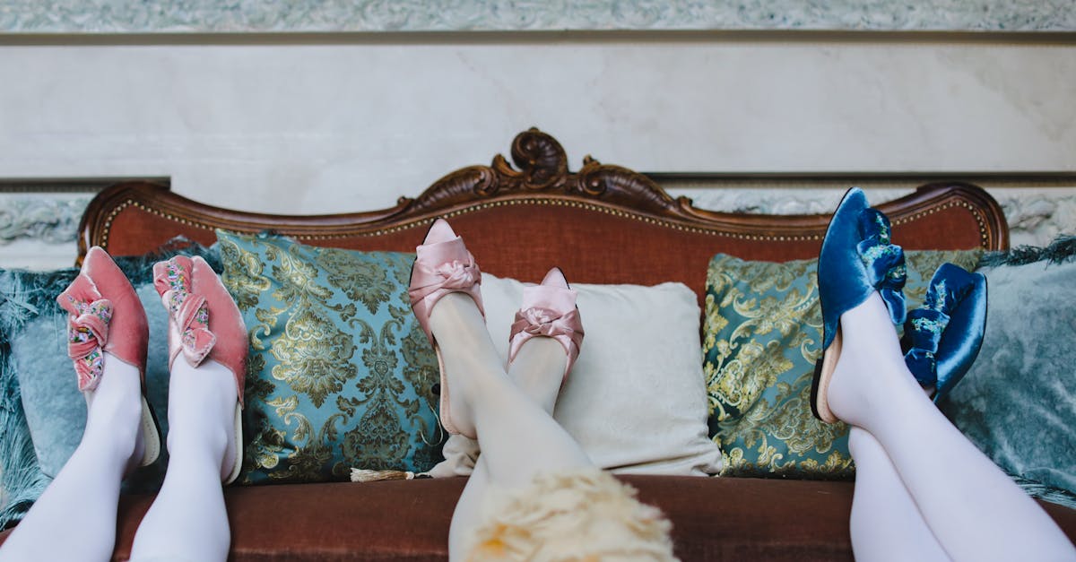 découvrez l'élégance intemporelle d'une boutonnière en soie, l'accessoire parfait pour sublimer vos tenues de mariage, cérémonie ou événement chic. raffinement et style assurés !