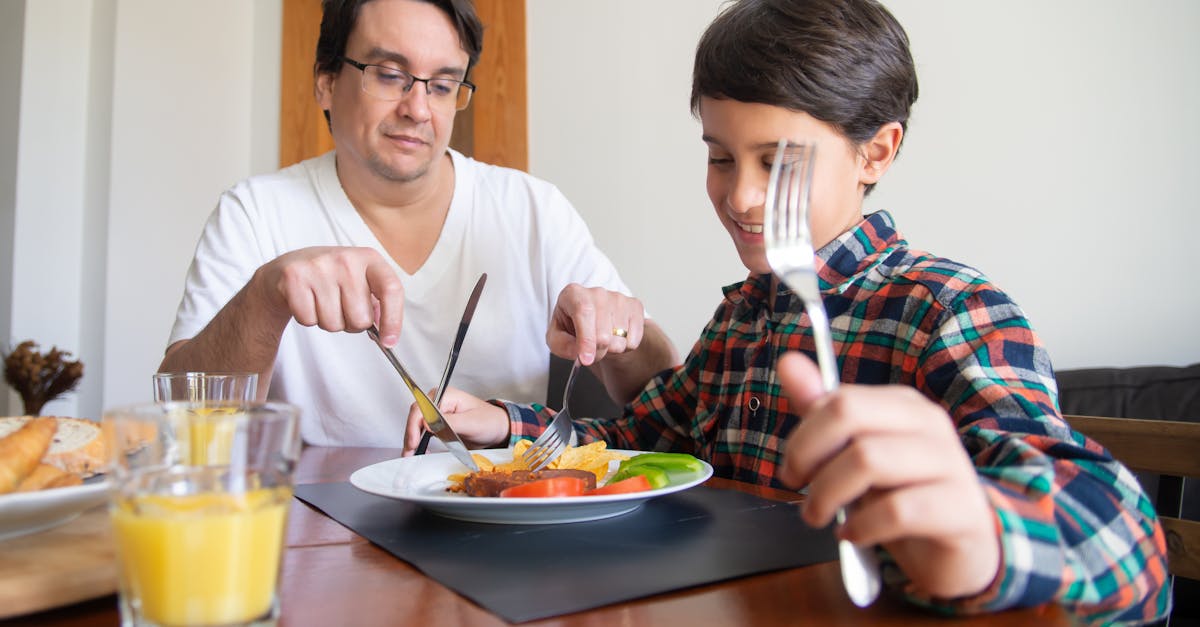 découvrez l'essentiel des bonnes manières à table : conseils pratiques et astuces pour adopter les comportements appropriés lors des repas, aussi bien en famille qu'en société.