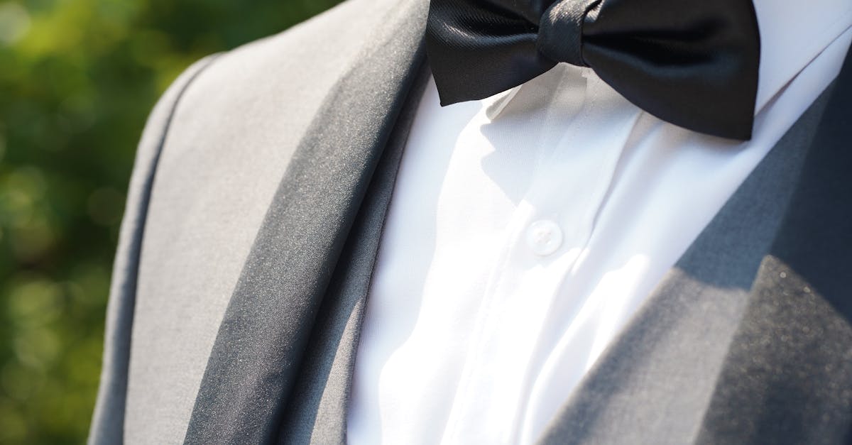 découvrez tout sur le tuxedo, le costume élégant et intemporel pour homme. conseils de style, histoire et astuces pour bien porter le smoking lors de vos événements formels.