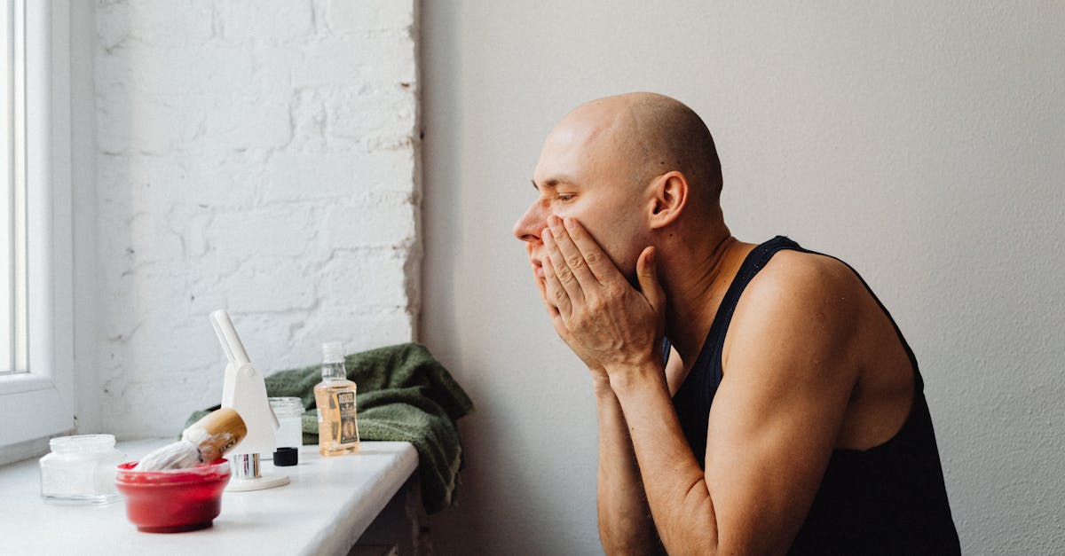 découvrez notre sélection d'aftershaves apaisants et nourrissants pour une peau fraîche et protégée après le rasage.