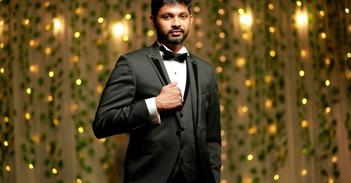 noeud papillon en satin de soie noire avec lien à nouer, élégant et raffiné pour toutes vos occasions spéciales.