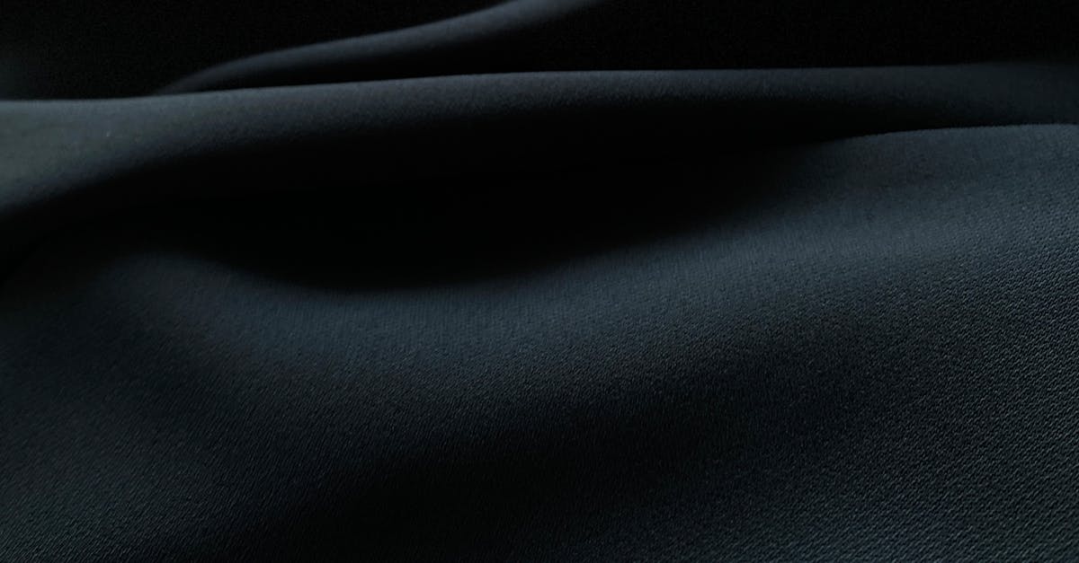 nœud papillon en satin de soie noire, à nouer soi-même, pour une élégance intemporelle et un style raffiné.