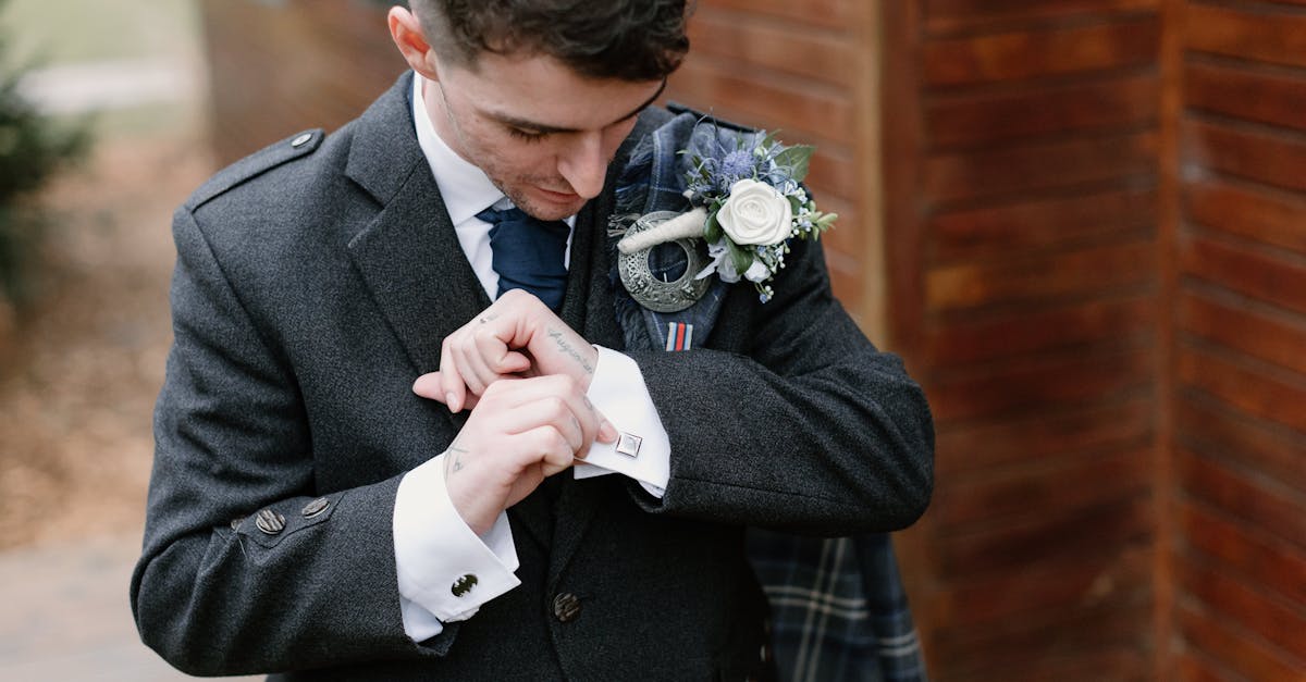 découvrez notre collection de boutons de manchette élégants et raffinés pour compléter votre style. parfaits pour les occasions spéciales ou le quotidien, nos modèles vous offrent une touche d’originalité et de distinction.