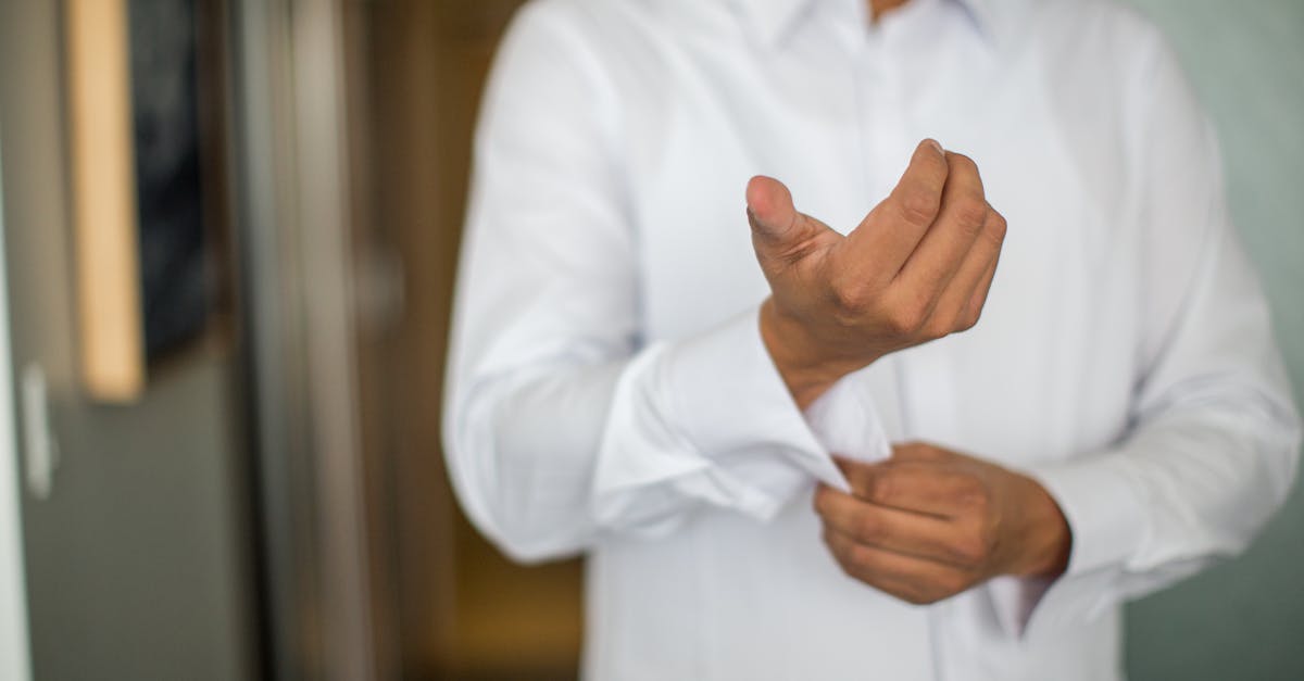 découvrez notre sélection de boutons de manchette élégants pour homme : des accessoires raffinés pour sublimer vos chemises et apporter une touche de style à toutes vos tenues, que ce soit pour le bureau ou les grandes occasions.